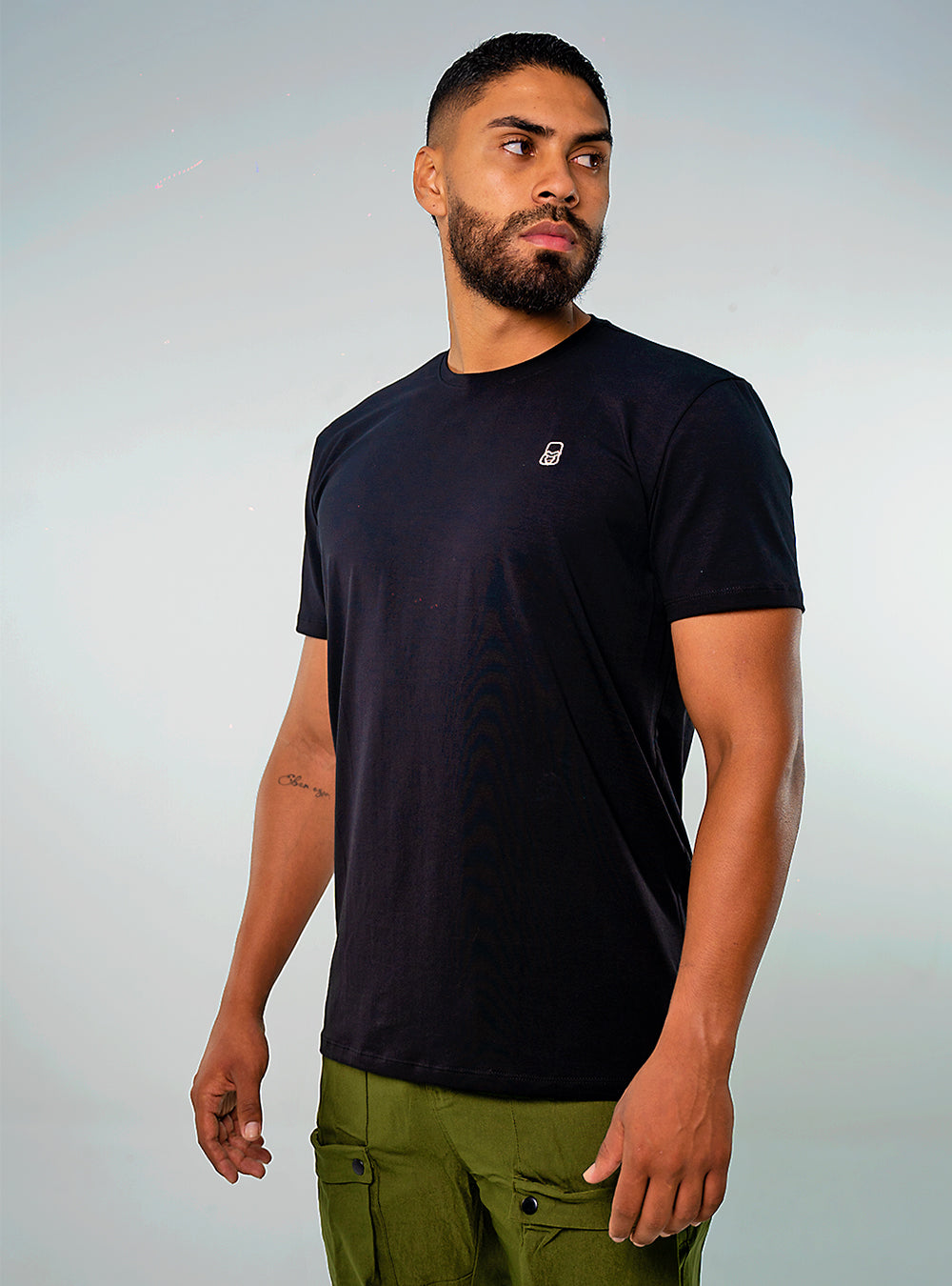 CAMISETA ALGODÓN NEGRA BORDADO ROSA