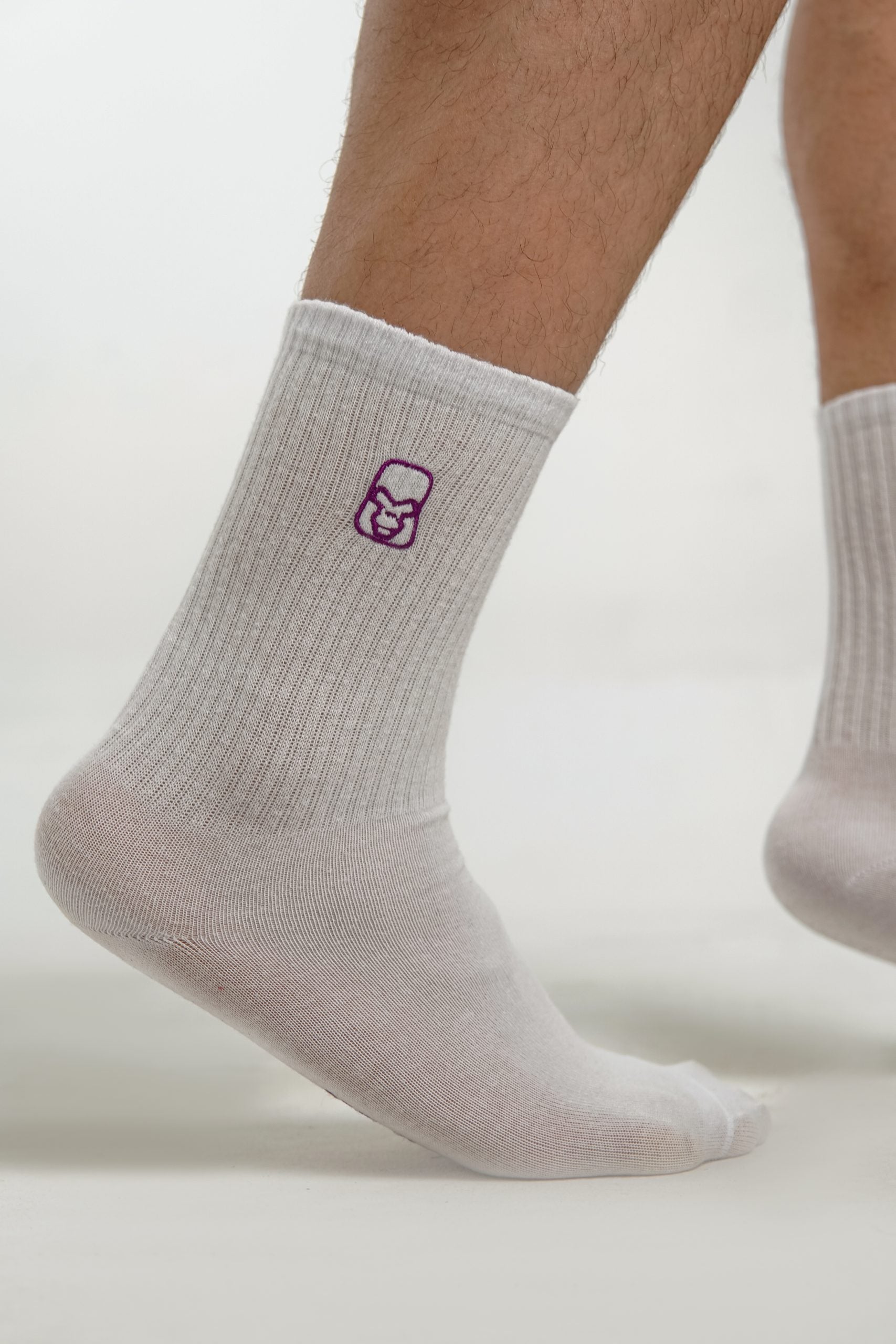 MEDIAS DEPORTIVAS BLANCAS LOGO MORADO