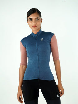 JERSEY SLIM DAMA AZUL MEDIO CON MANGA PALO DE ROSA CORTA