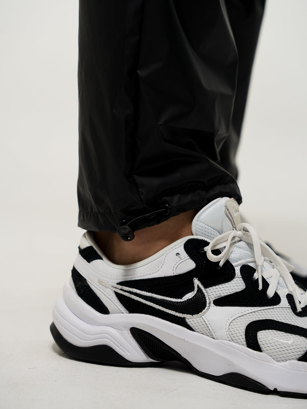 Essential Jogger Negro Mujer