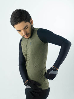 JERSEY SLIM HOMBRE VERDE CON MANGA NEGRA LARGA
