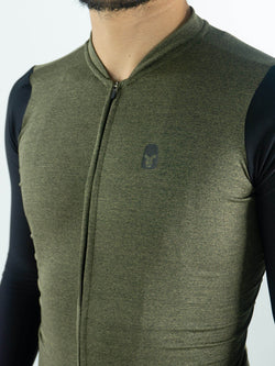 JERSEY SLIM HOMBRE VERDE CON MANGA NEGRA LARGA