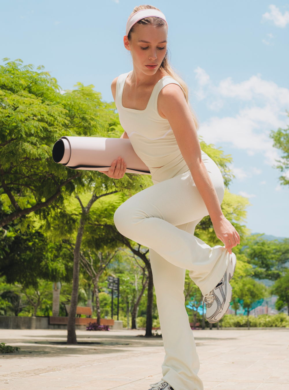 conjunto sin costuras crema para yoga o pilates