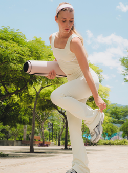 conjunto sin costuras crema para yoga o pilates