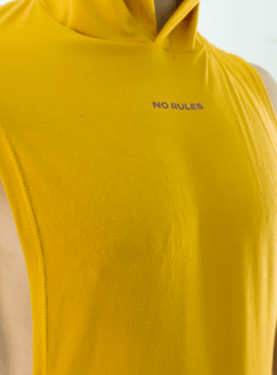 CAMISETA ESQUELETO CON CAPOTA MOSTAZA